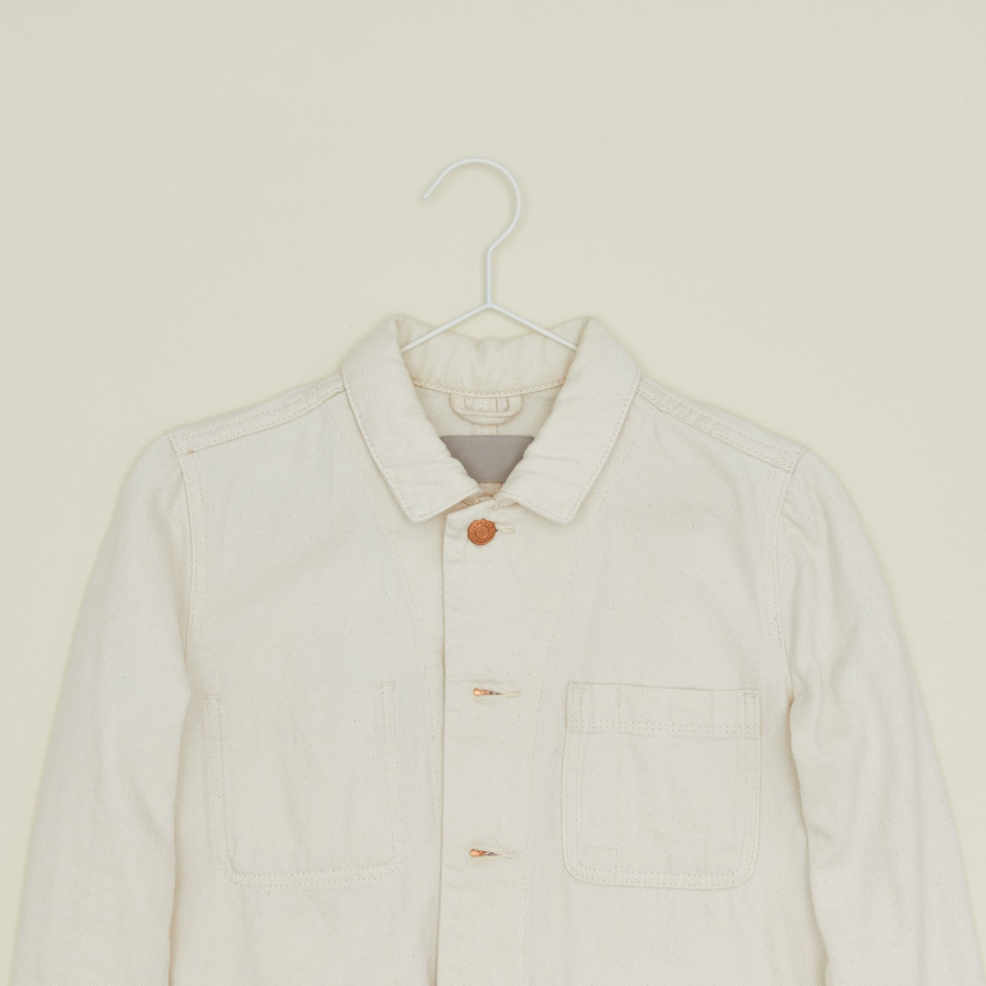 Top hanger in chalk with shirt