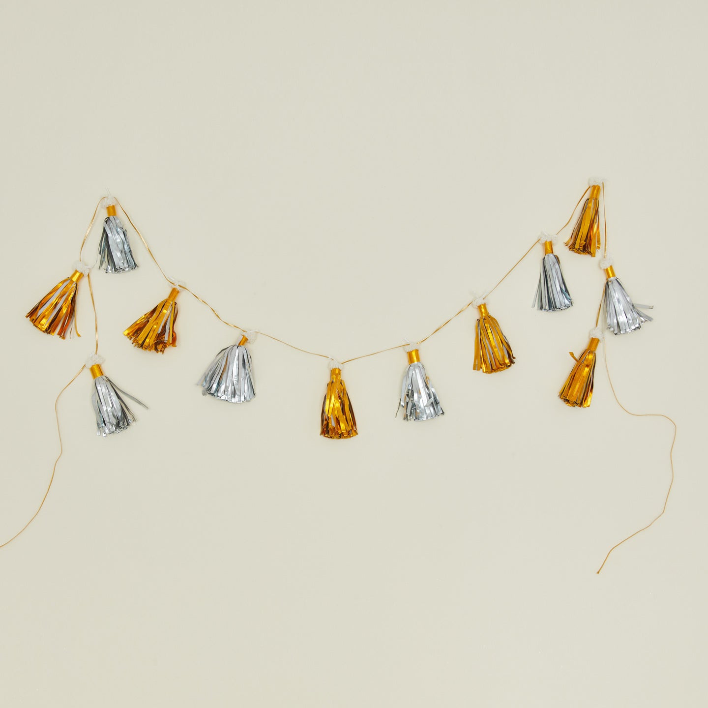 Parcel metallic tassel garland
