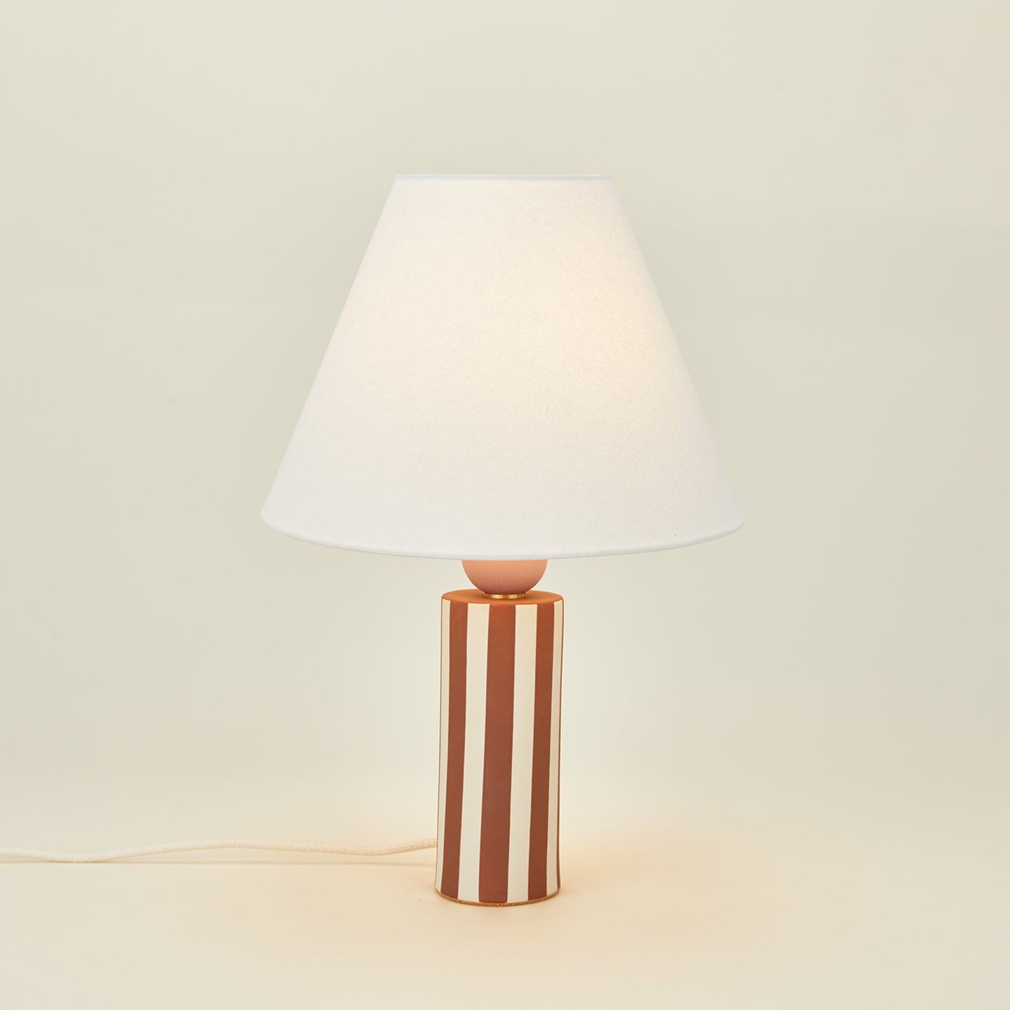 Pillar table lamp with brick stripe