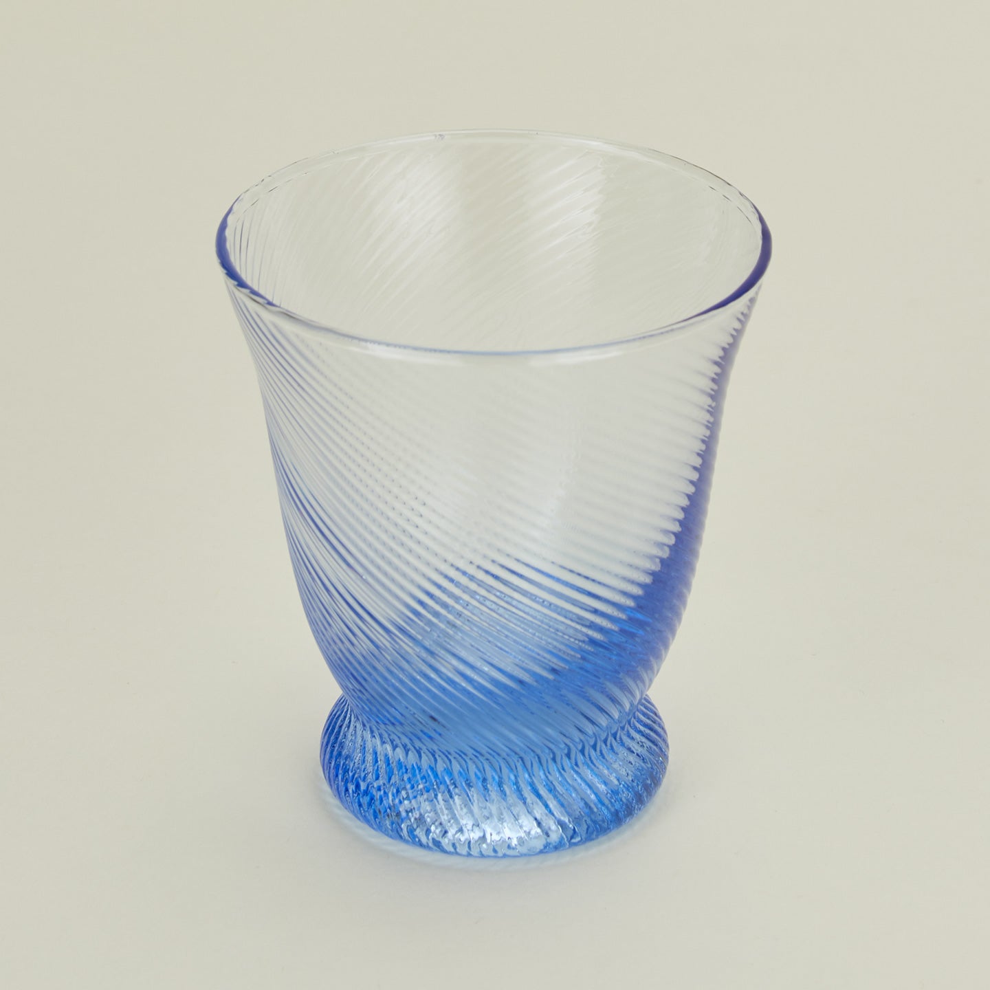 Detailed view of Spiral tumbler in blue