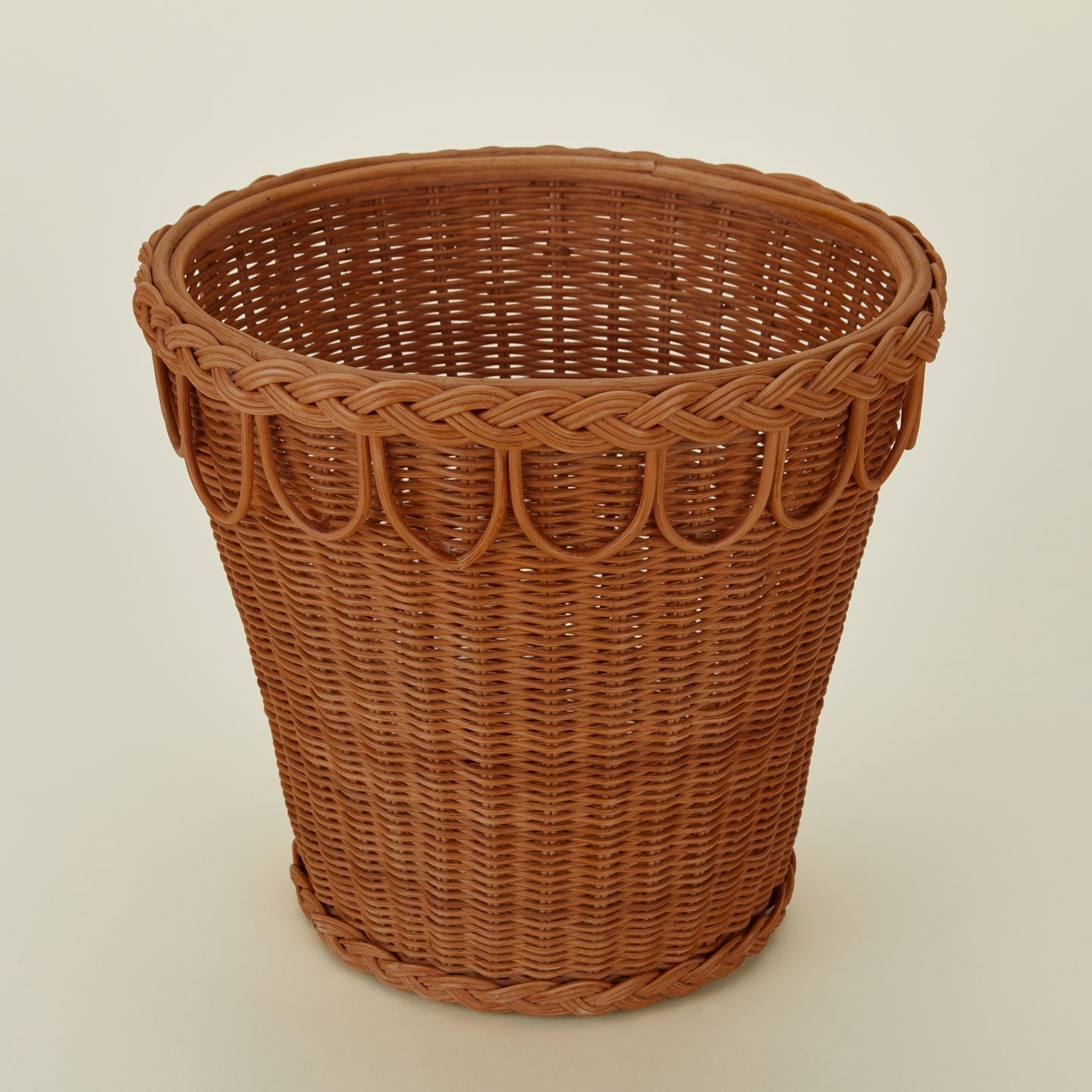 Detailed view of Large pinet plant pot
