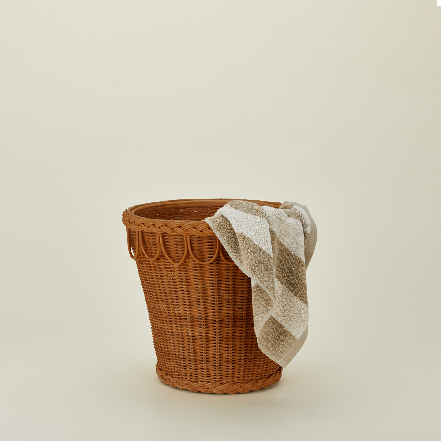 Large pinet plant pot with towel