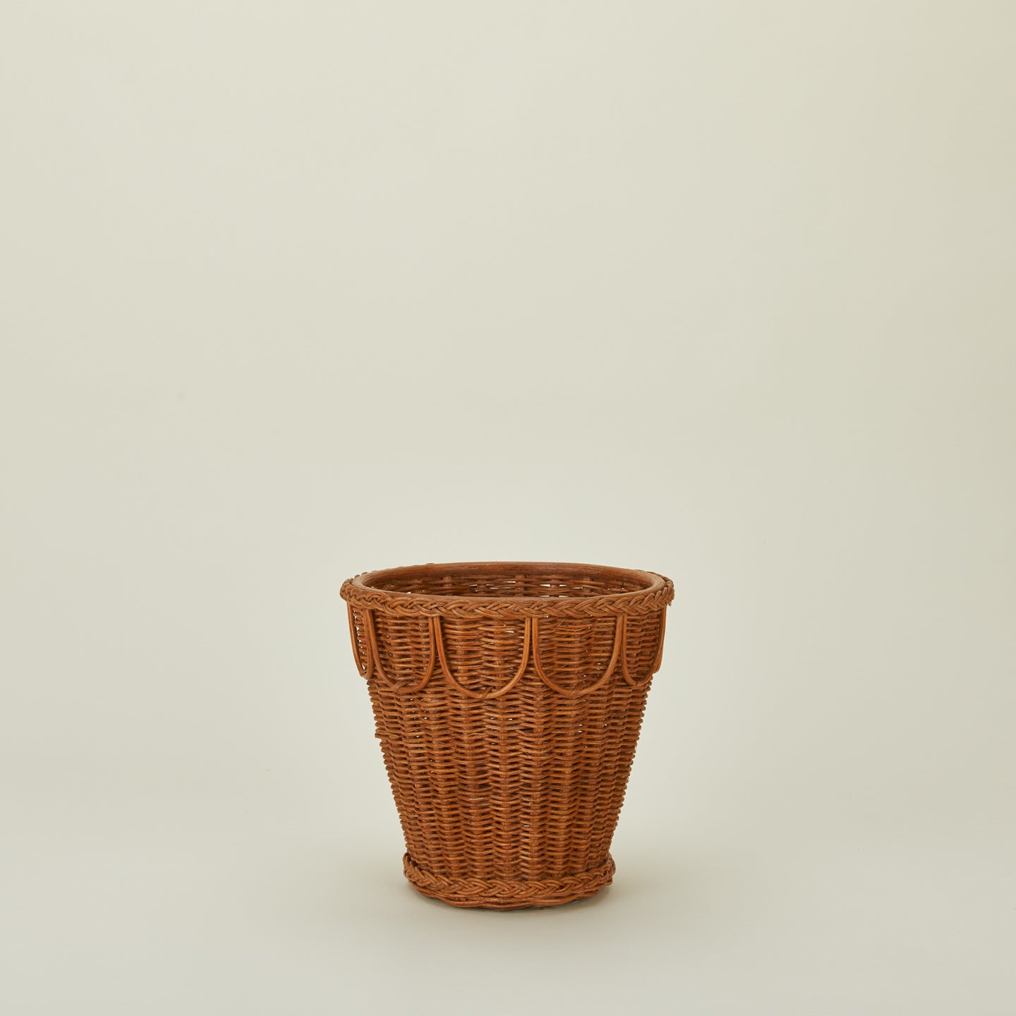 Medium Pinet plant pot.