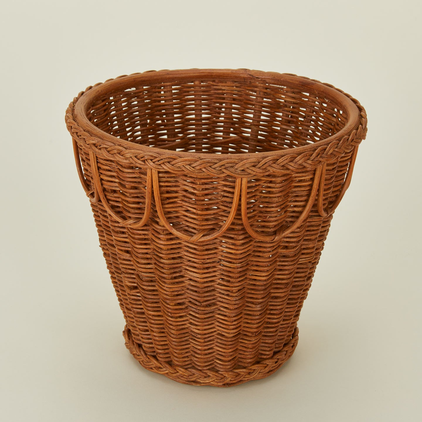 Detailed view of Medium Pinet plant pot.