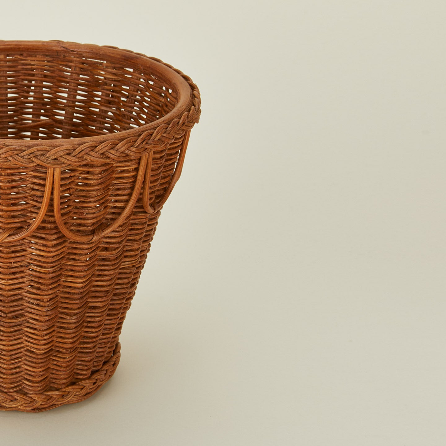 Close up view of Medium Pinet plant pot.