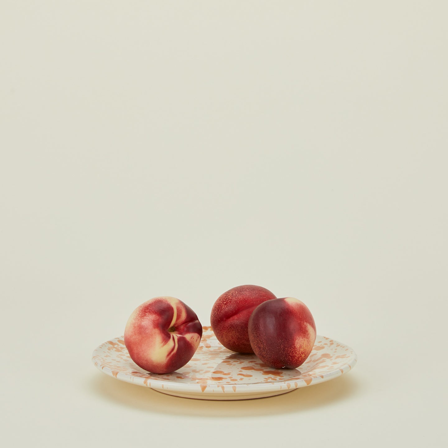 Splatter dinner plate in tan and ivory with peaches