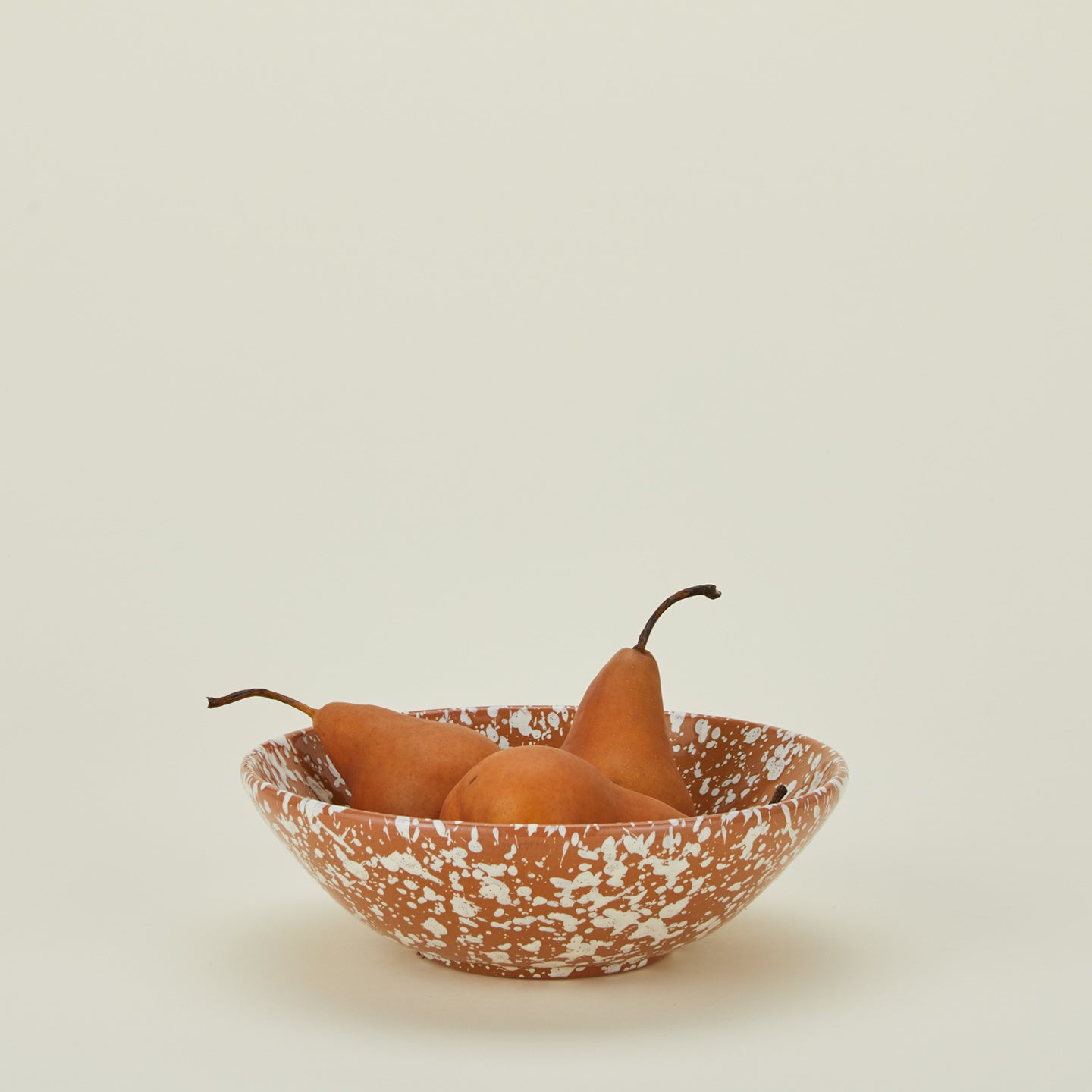 Splatter low bowl in terracotta and ivory with pears