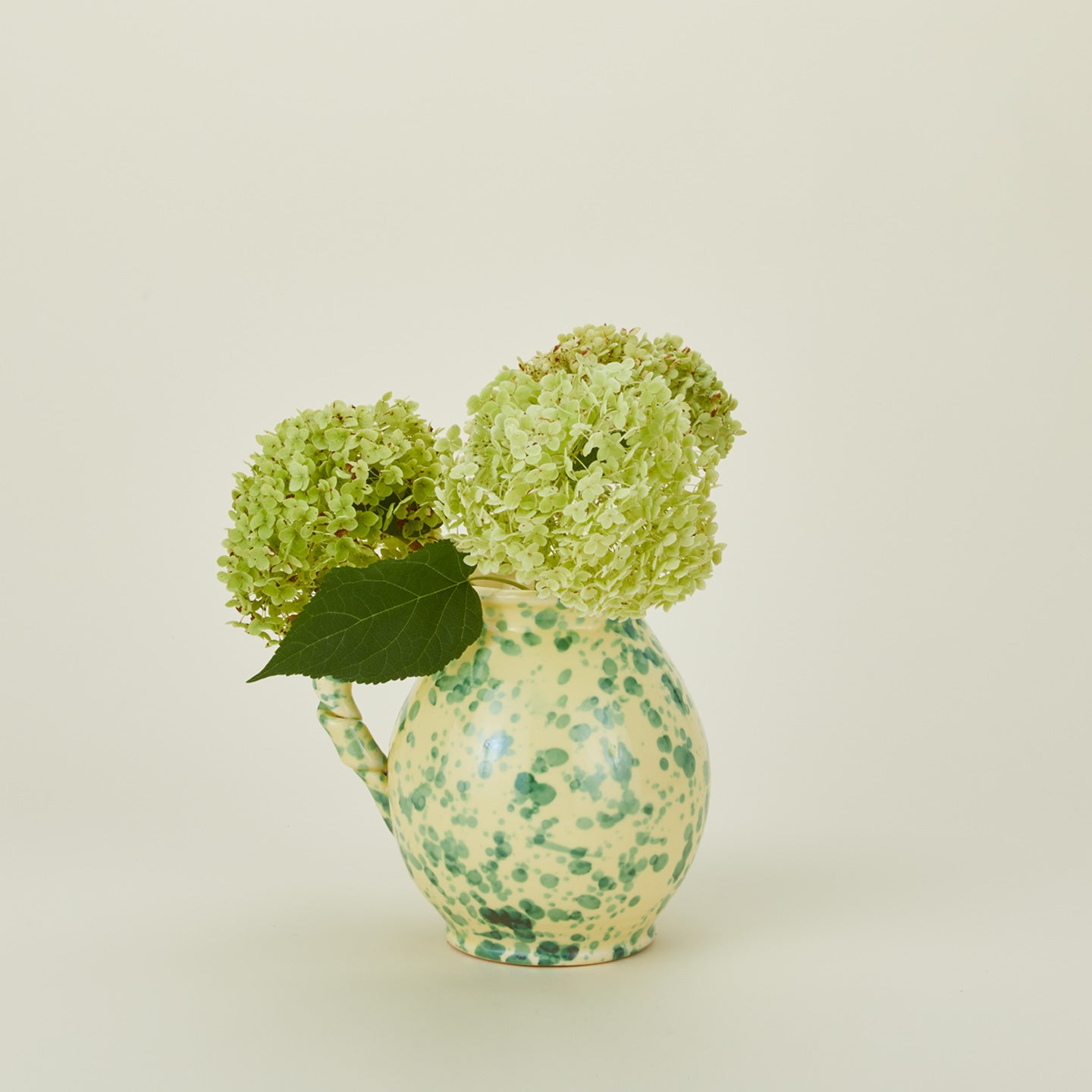 Splatter cigno jug in yellow and green with hydrangeas