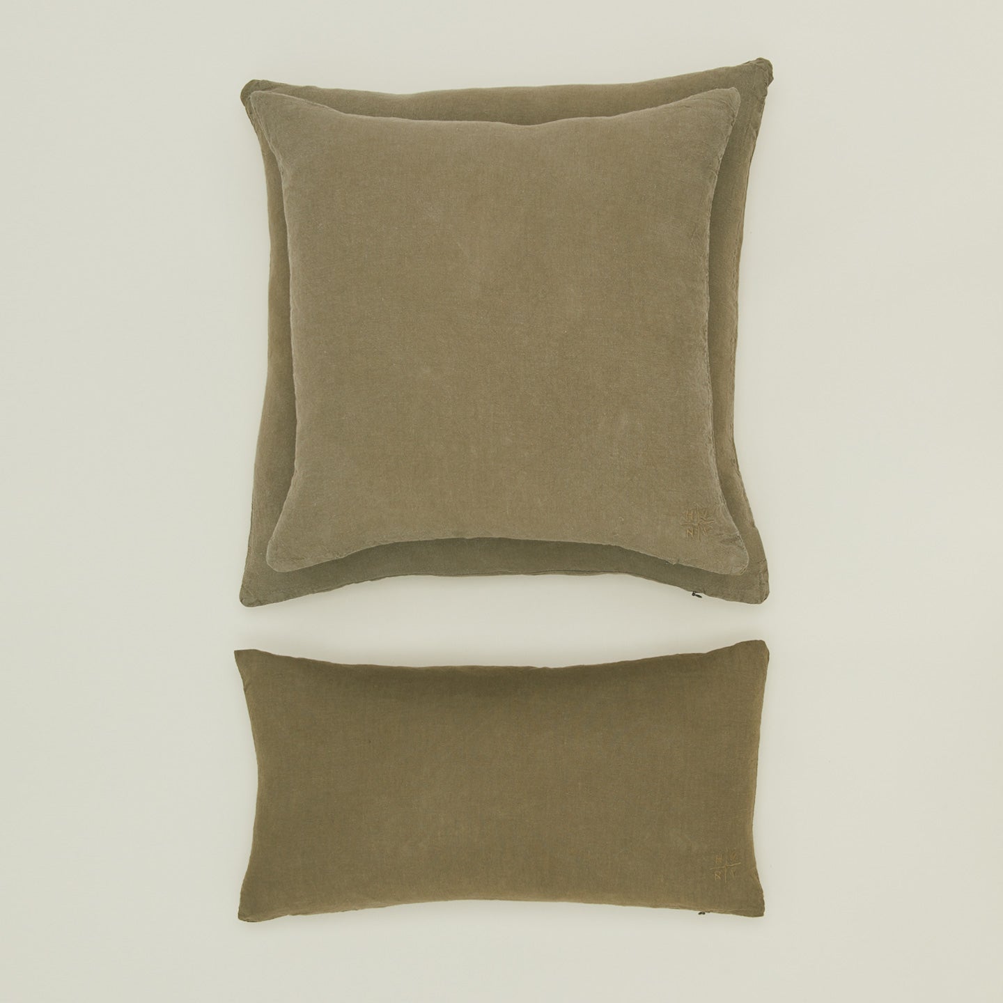 vintage floor cushion　グリーンベージュ Simple Linen 22x22 Pillow - Olive – Hawkins New York
