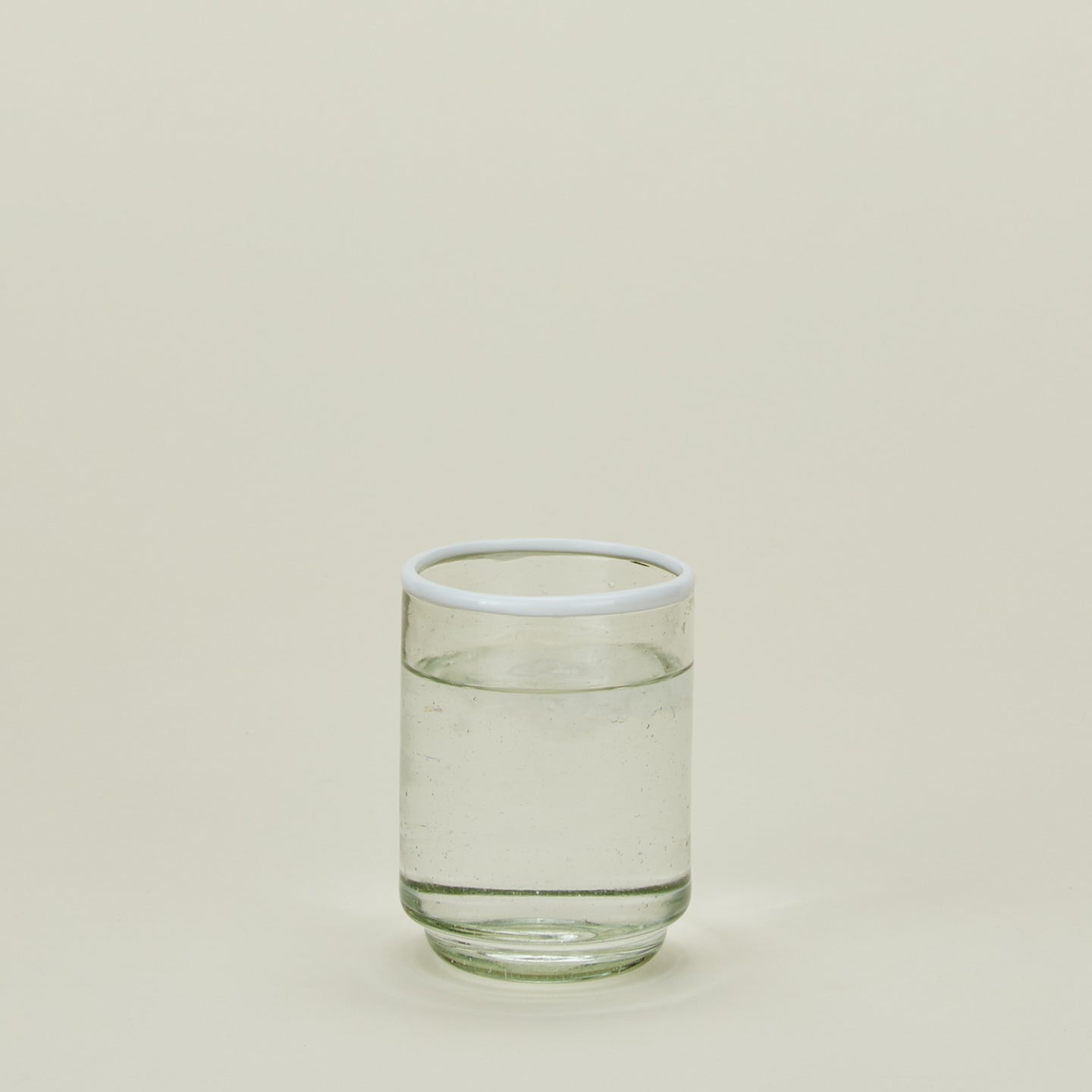 Medium Sobremesa white rim glass