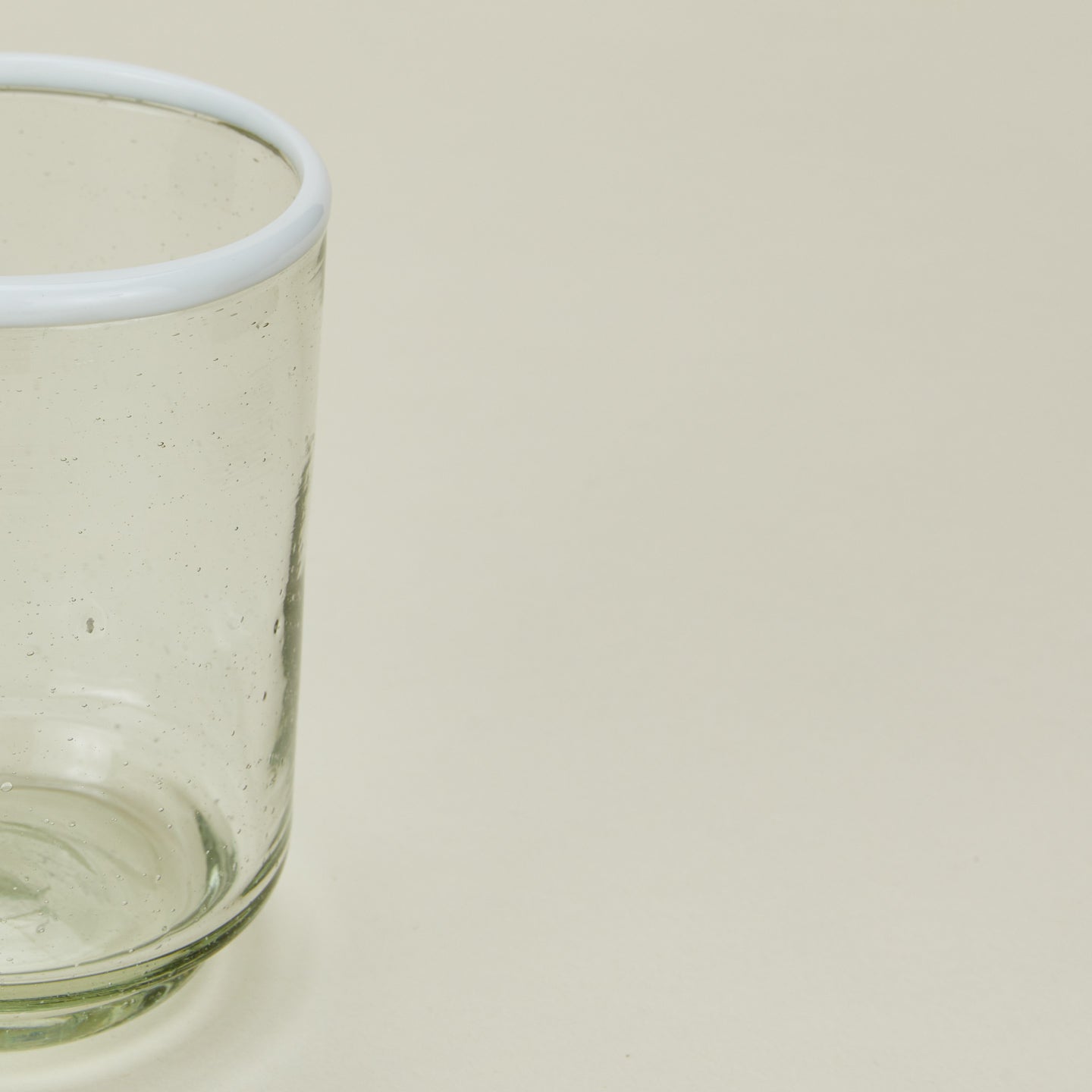 Close up view of Sobremesa white rim glass