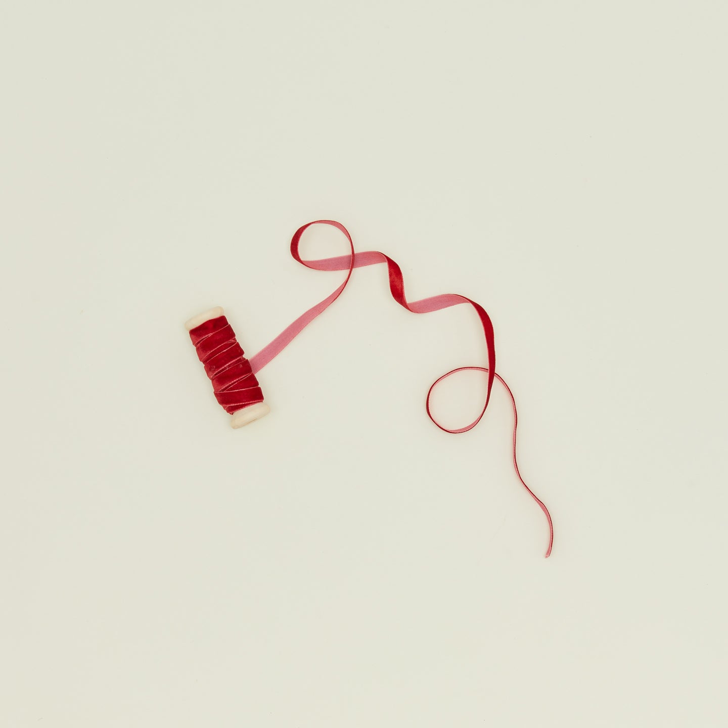 Slim velvet ribbon in crimson