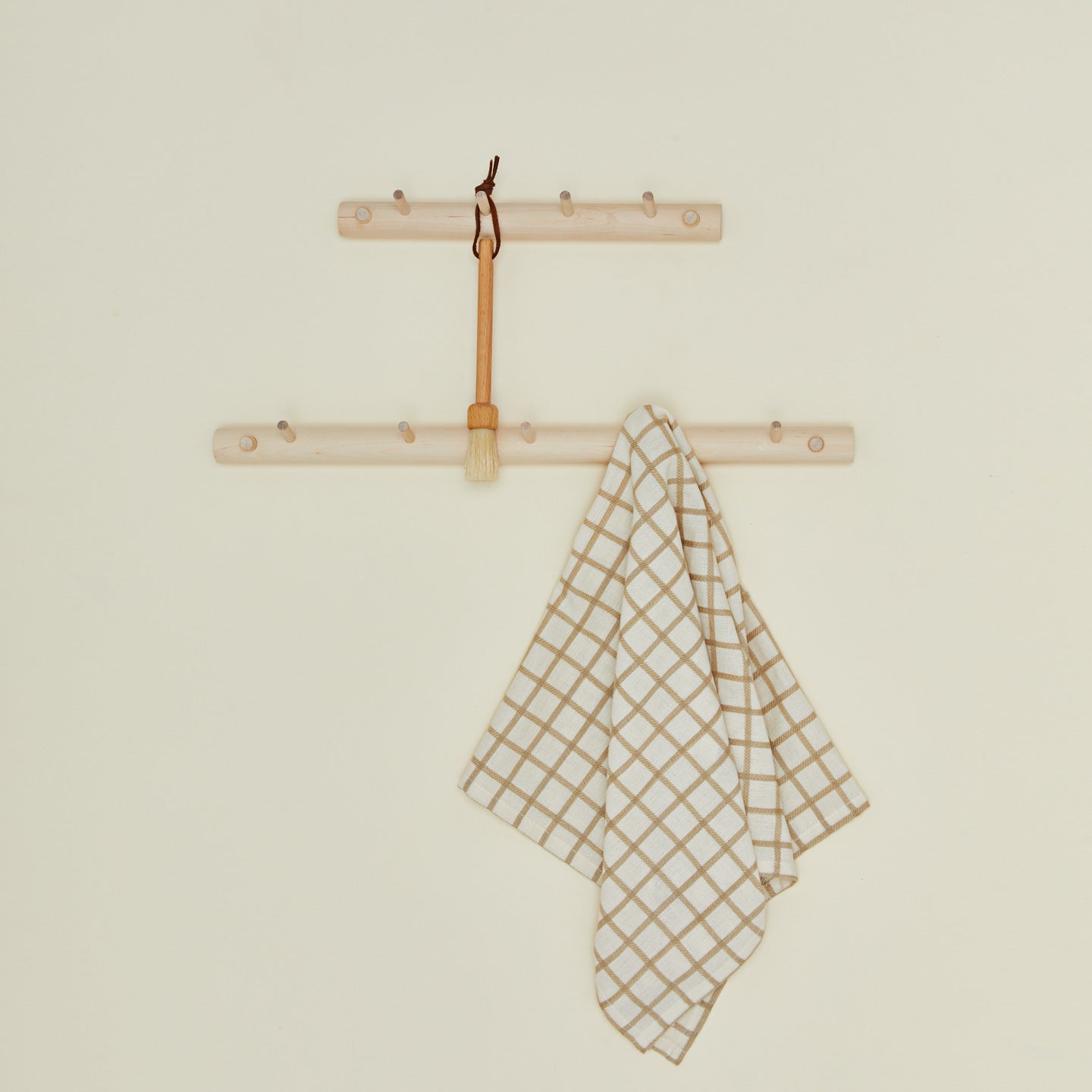 Oksa coat rack family with towel and brush